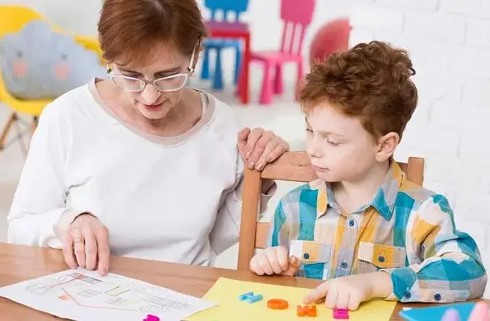 Logopeda online a terapia mowy dla osób z trudnościami w interpretowaniu znaczenia słów